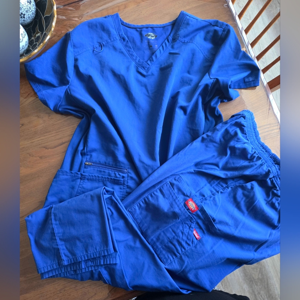 Dickies Scrub Set 3 Pocket Top And Cargo Pants With Elastic Waist Band